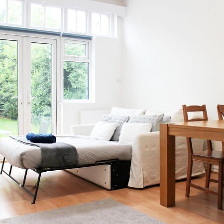 Large Garden Apartment On Golders Green High Road Londra Exterior foto