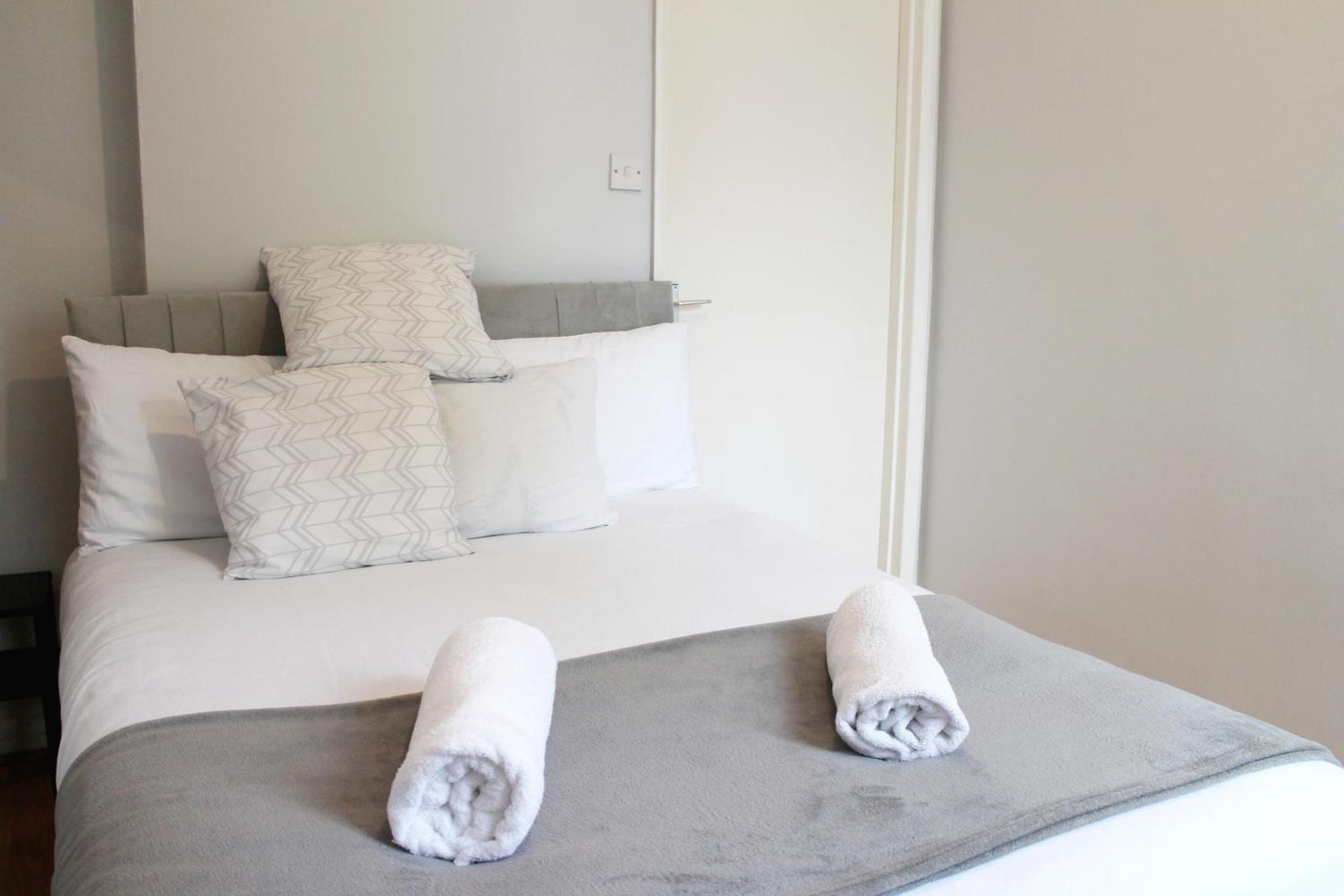 Large Garden Apartment On Golders Green High Road Londra Exterior foto