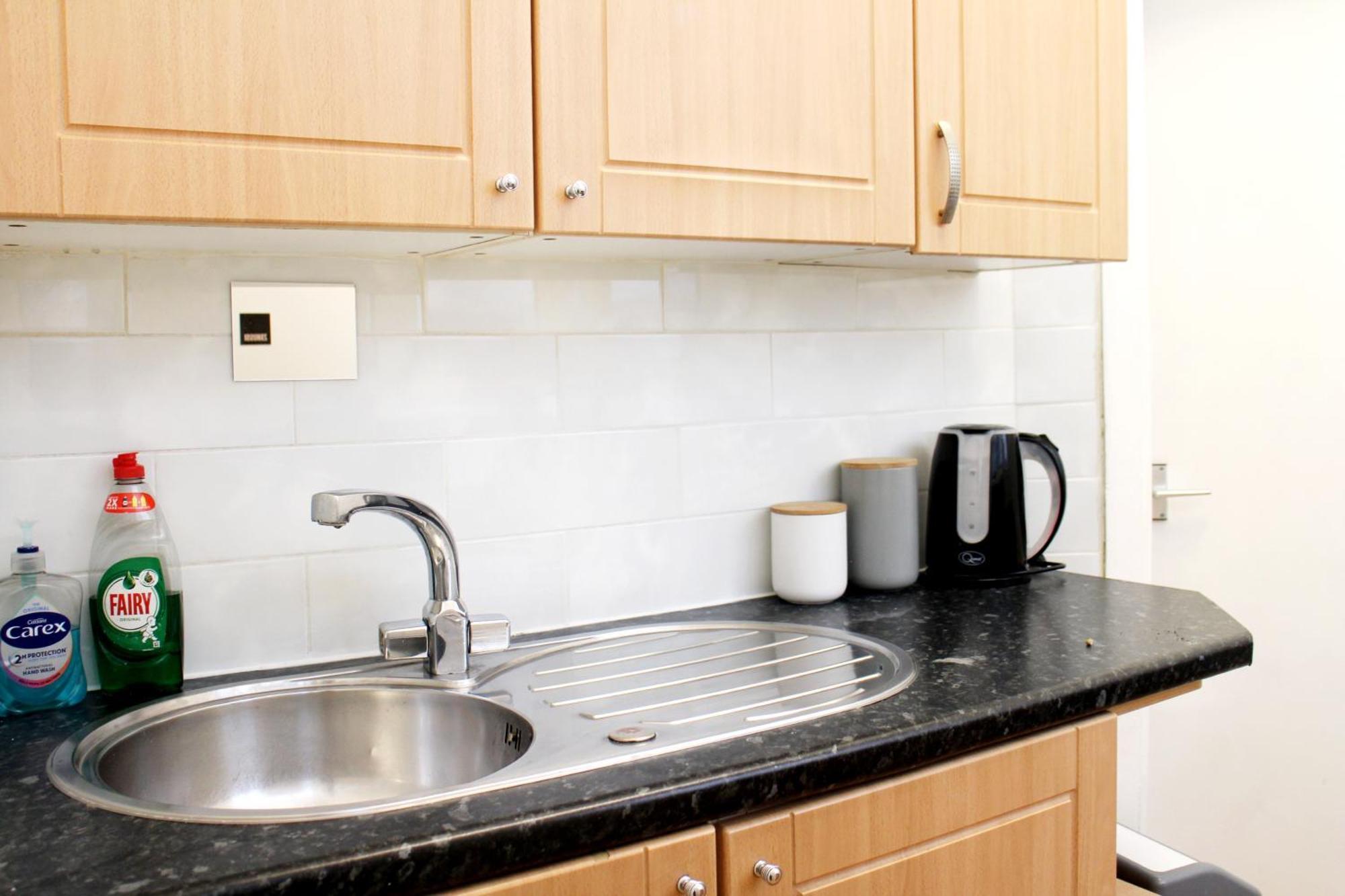 Large Garden Apartment On Golders Green High Road Londra Exterior foto