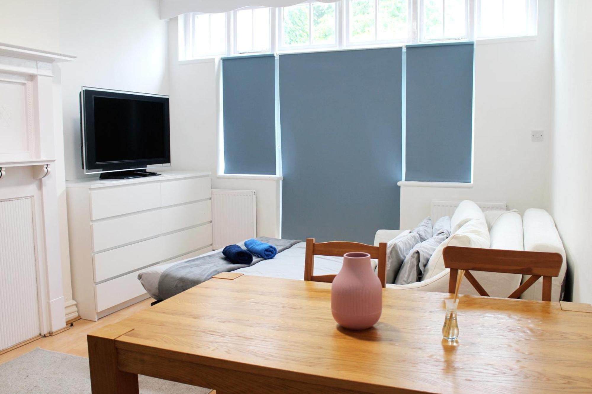 Large Garden Apartment On Golders Green High Road Londra Exterior foto