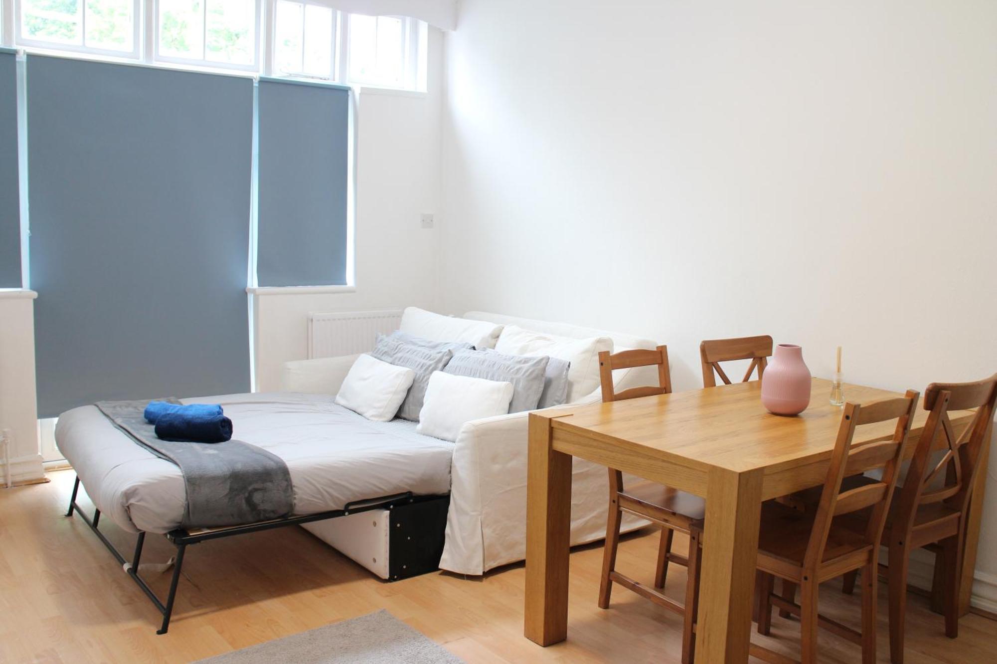 Large Garden Apartment On Golders Green High Road Londra Exterior foto