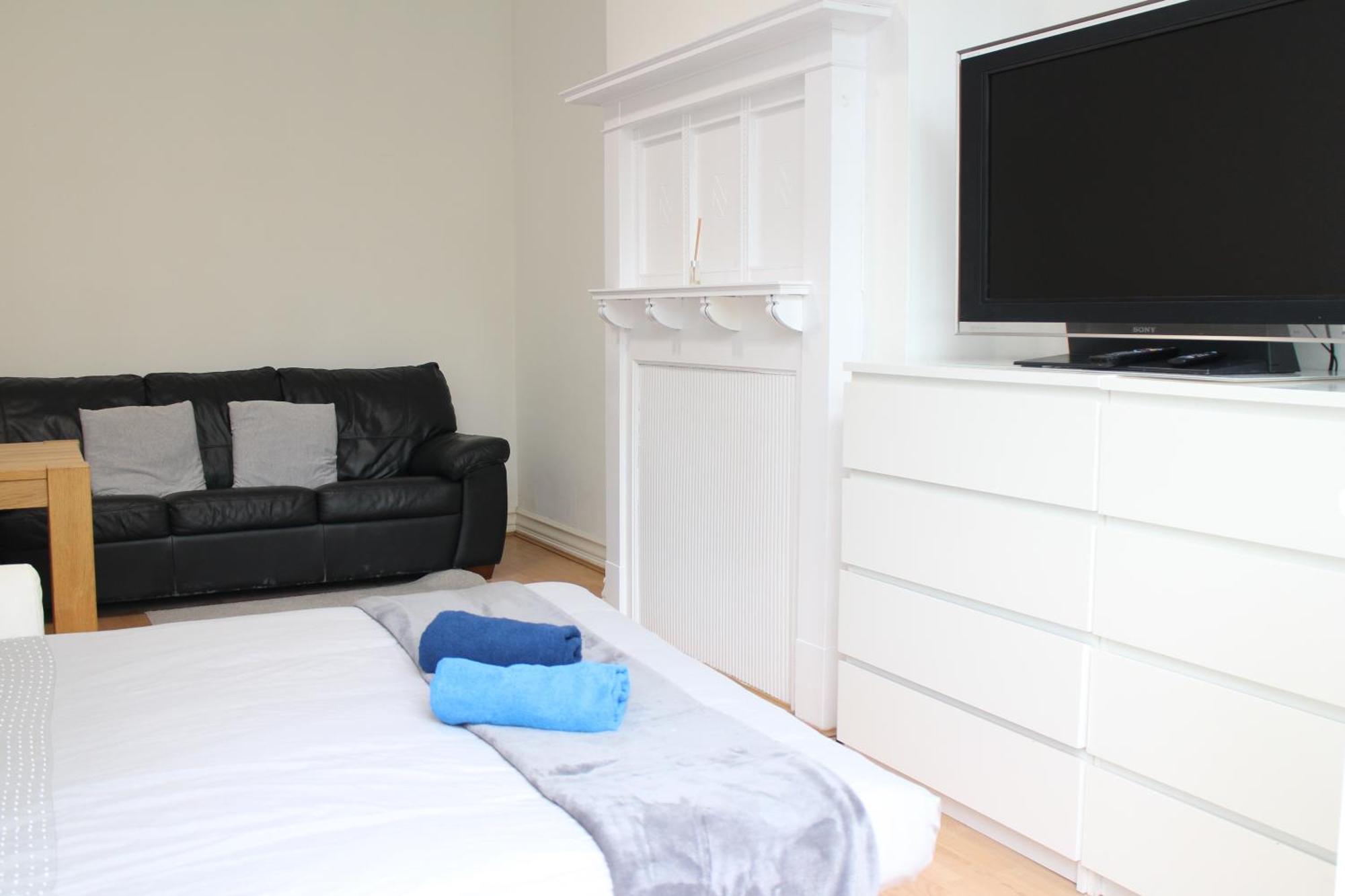 Large Garden Apartment On Golders Green High Road Londra Exterior foto