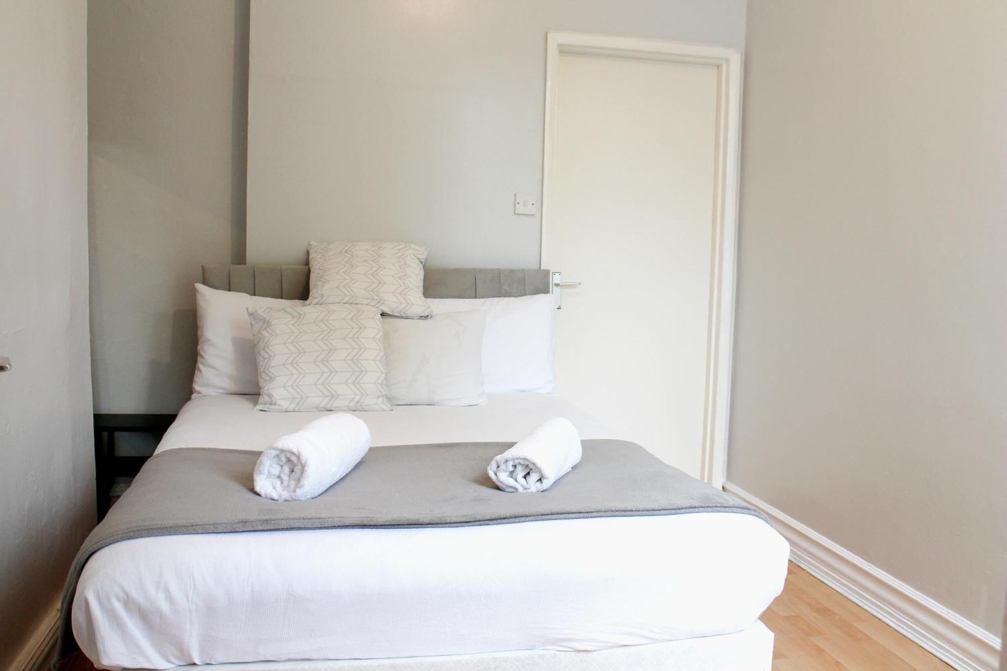 Large Garden Apartment On Golders Green High Road Londra Exterior foto