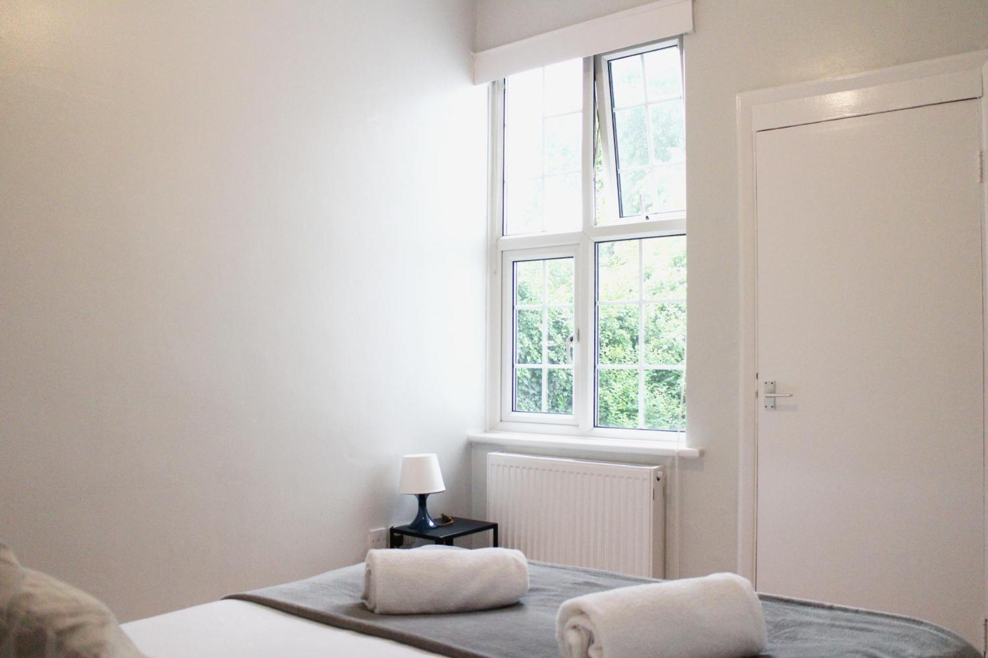 Large Garden Apartment On Golders Green High Road Londra Exterior foto